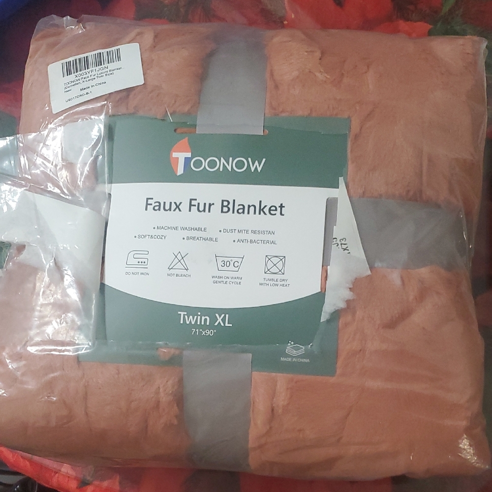Faux Fur Blanket - salmon color brand new Size  XL TWIN